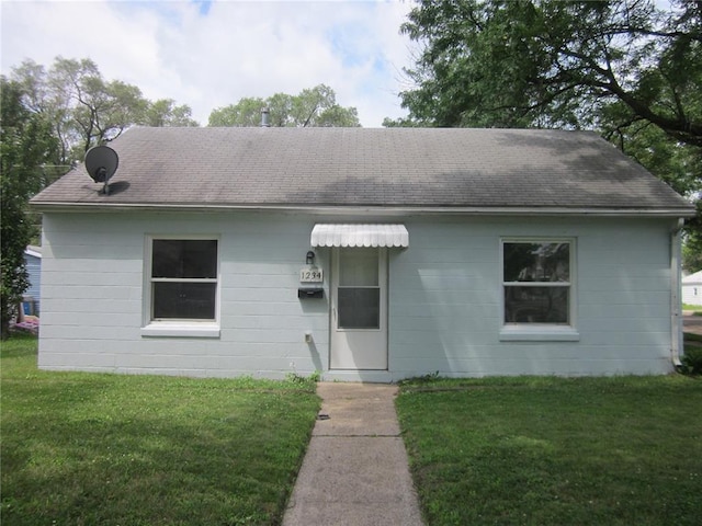 1234 6th St NW, Cedar Rapids, IA 52405 - view of front of property with a shingled roof and a front lawn