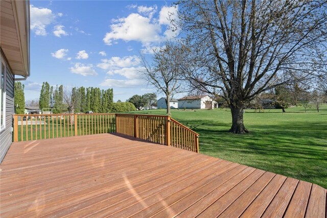 6405 Hillcrest Rd, Cedar Rapids, IA 52404 - wooden terrace featuring a lawn