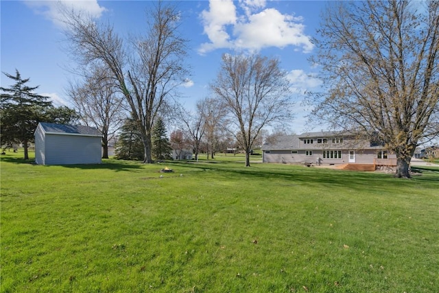 6405 Hillcrest Rd, Cedar Rapids, IA 52404 - view of grassy yard with an outbuilding