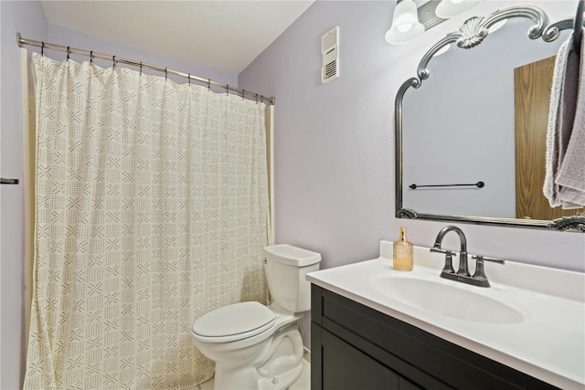 1015 Woodland Heights Ct SE Unit 14, Cedar Rapids, IA 52403 - full bathroom featuring vanity, toilet, and a shower with curtain
