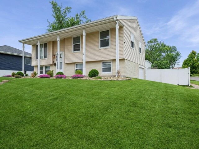 4721 Pine View Dr NE, Cedar Rapids, IA 52402 - bi-level home featuring an attached garage