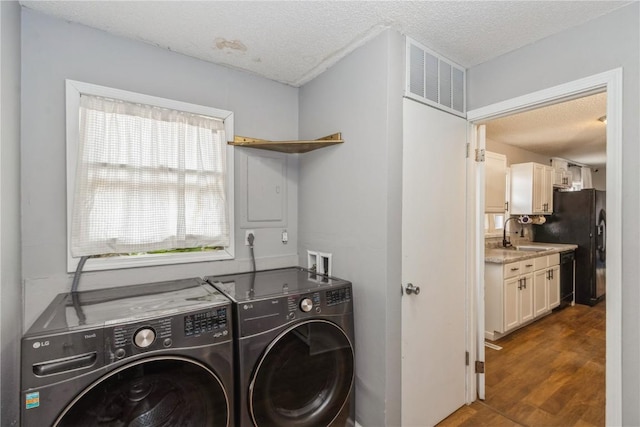 281 NW Jacolyn Dr, Cedar Rapids, IA 52405 - laundry room featuring washer and dryer, a textured ceiling, and a sink