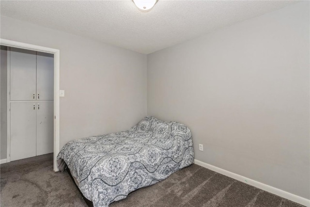281 NW Jacolyn Dr, Cedar Rapids, IA 52405 - carpeted bedroom with a textured ceiling, baseboards, and a closet