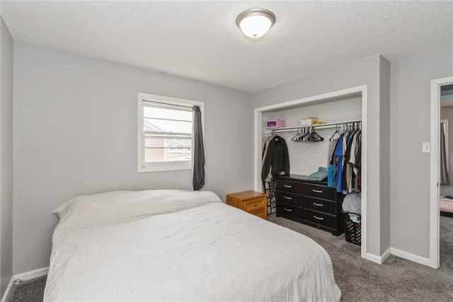 281 NW Jacolyn Dr, Cedar Rapids, IA 52405 - carpeted bedroom featuring a closet, a textured ceiling, and baseboards