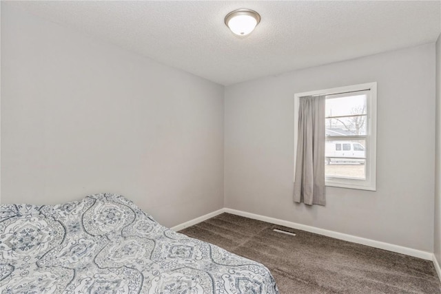 281 NW Jacolyn Dr, Cedar Rapids, IA 52405 - carpeted bedroom featuring baseboards and a textured ceiling