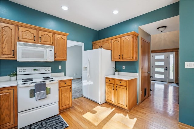 925 Rolling Creek Dr NE, Cedar Rapids, IA 52402 - kitchen with white appliances, light wood-style flooring, light countertops, and recessed lighting