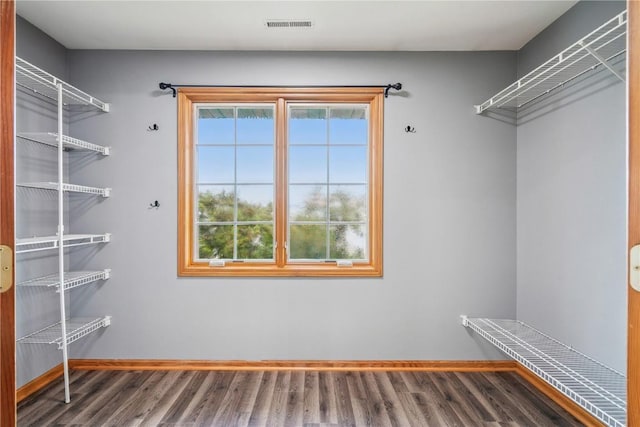 925 Rolling Creek Dr NE, Cedar Rapids, IA 52402 - spacious closet with wood finished floors