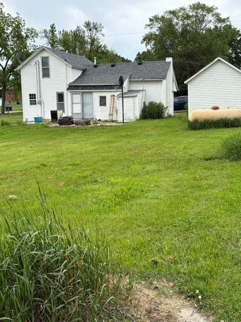 4 E Wood St, Urbana, IA 52345 - back of property featuring a yard