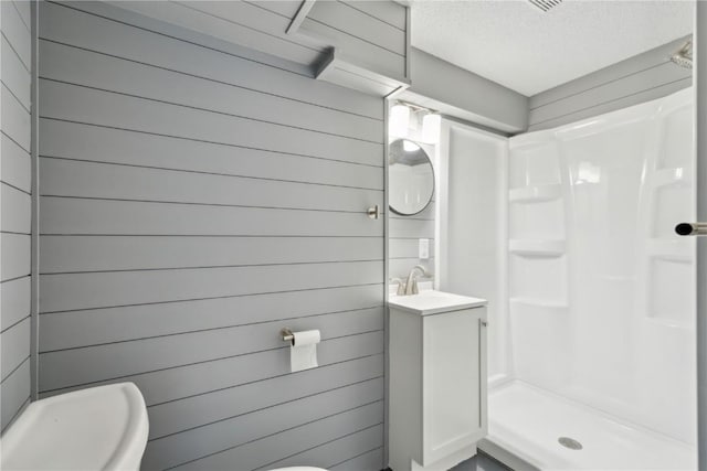1626 High View Dr, Mount Vernon, IA 52314 - full bath featuring toilet, a stall shower, vanity, and a textured ceiling