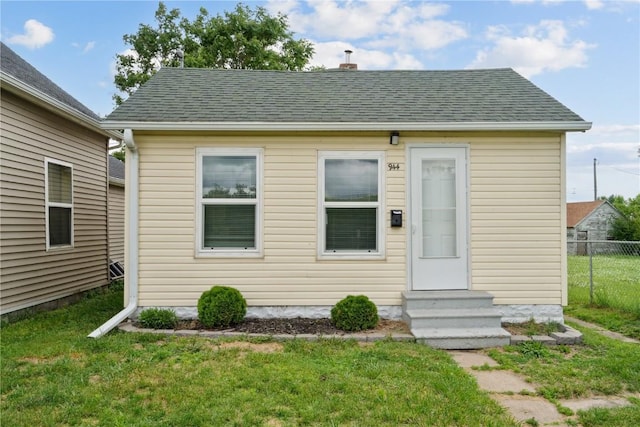 944 L St SW, Cedar Rapids, IA 52404 - view of front of property featuring entry steps and roof with shingles