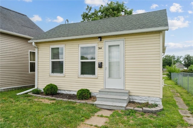 944 L St SW, Cedar Rapids, IA 52404 - entrance to property featuring a shingled roof