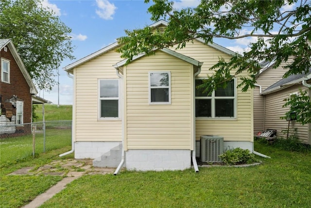 944 L St SW, Cedar Rapids, IA 52404 - rear view of house with central AC unit