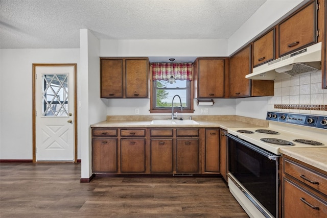 17 C Ave, Newhall, IA 52315 - kitchen with under cabinet range hood, electric stove, a sink, a textured ceiling, and dark wood-type flooring