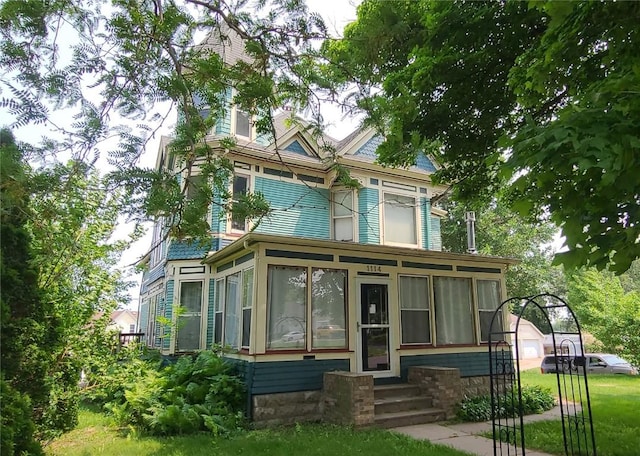 1114 2nd Ave, Vinton, IA 52349 - victorian house with a sunroom and entry steps