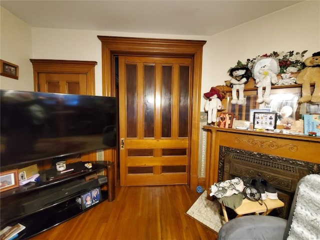 1114 2nd Ave, Vinton, IA 52349 - living room with wood finished floors