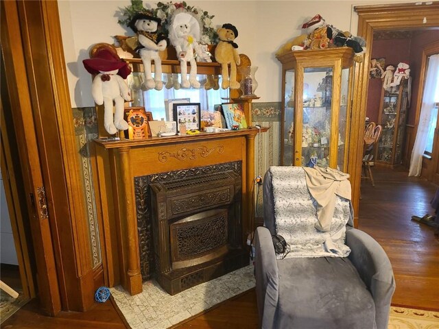 1114 2nd Ave, Vinton, IA 52349 - sitting room with wood finished floors
