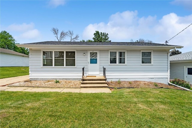 32 29th Ave SW, Cedar Rapids, IA 52404 - view of front of home with a front yard
