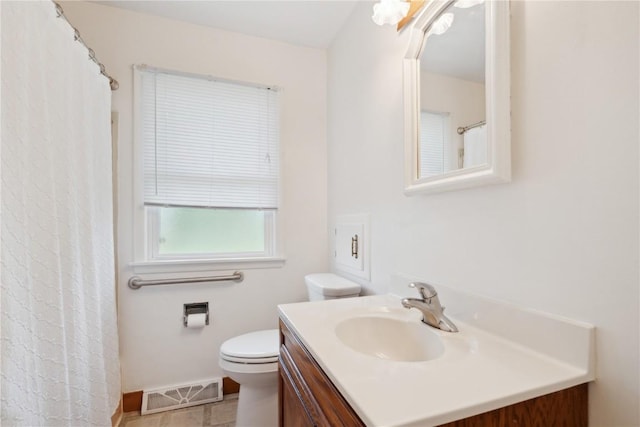32 29th Ave SW, Cedar Rapids, IA 52404 - full bathroom with vanity, toilet, and baseboards