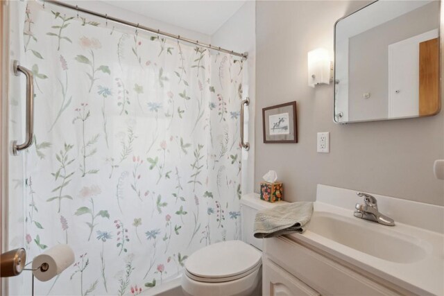 1252 29th St, Cedar Rapids, IA 52402 - bathroom with toilet, vanity, and a shower with shower curtain