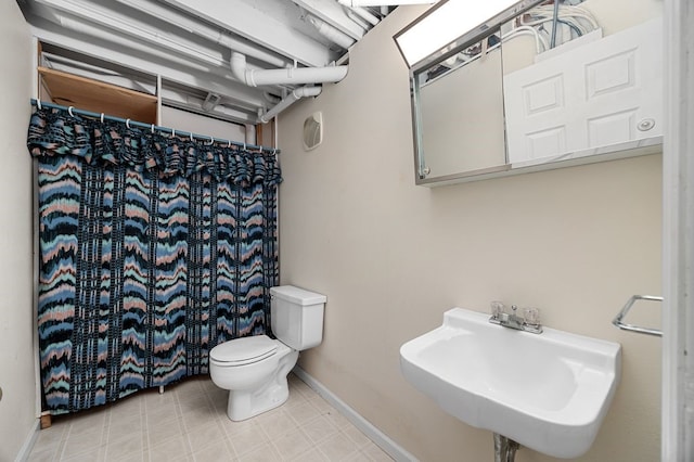 6909 Kent Dr NE, Cedar Rapids, IA 52402 - bathroom featuring toilet, a sink, tile patterned floors, curtained shower, and baseboards