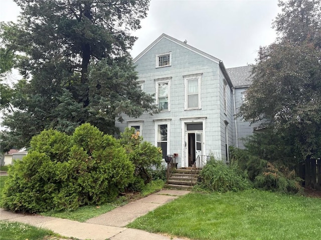 321 E 2nd St, Washington, IA 52353 - view of front of house with a front yard and a shingled roof