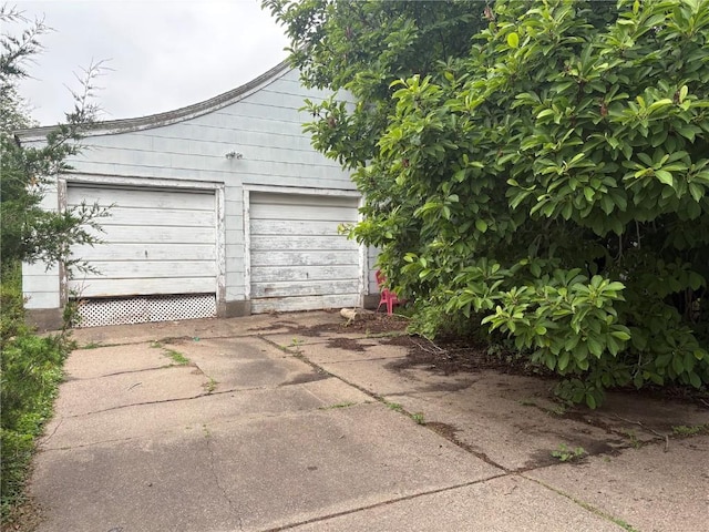 321 E 2nd St, Washington, IA 52353 - view of garage