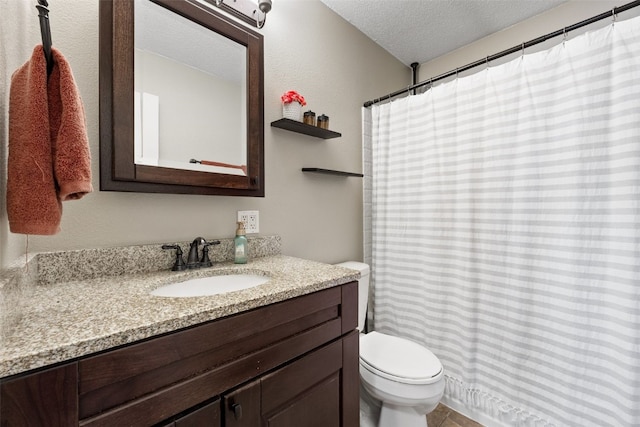 2985 4th St, Marion, IA 52302 - full bath featuring vanity, a textured ceiling, toilet, and a shower with curtain