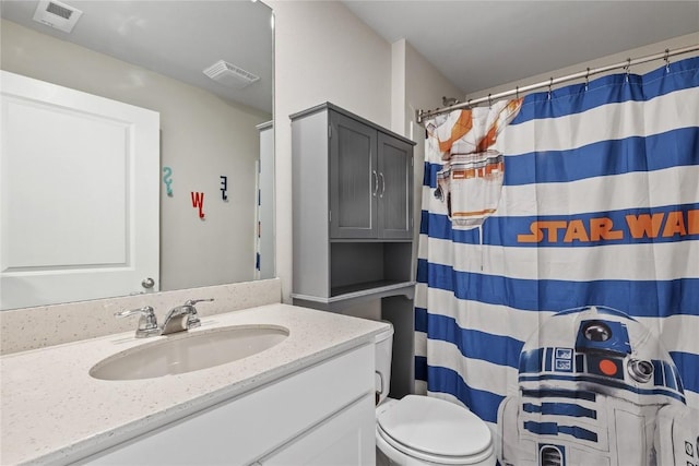 2890 Meadow Ct, Hiawatha, IA 52233 - bathroom with vanity, toilet, and curtained shower