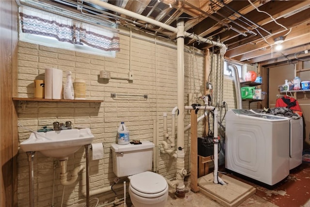 1026 Eisenhower Rd, Hiawatha, IA 52233 - half bathroom featuring independent washer and dryer, toilet, and concrete floors