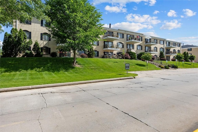 2131 1st Ave SE Unit 116, Cedar Rapids, IA 52403 - view of front of house featuring a front lawn