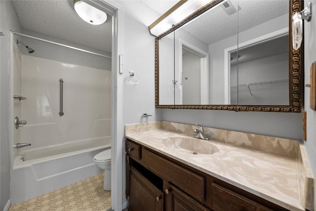 2131 1st Ave SE Unit 116, Cedar Rapids, IA 52403 - bathroom featuring a textured ceiling, vanity, toilet, shower / washtub combination, and a closet