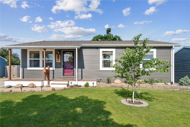 452 Lewellen Dr NW, Cedar Rapids, IA 52405 - view of front facade featuring covered porch and a front lawn