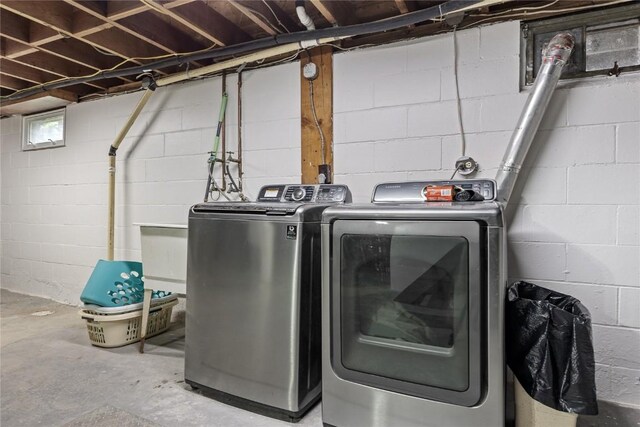 3152 66th St, Shellsburg, IA 52332 - laundry area with washer and clothes dryer