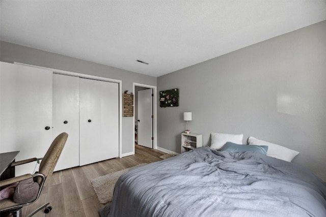 849 Kerry Ln SE Unit 49, Cedar Rapids, IA 52403 - bedroom with wood finished floors, a closet, and baseboards
