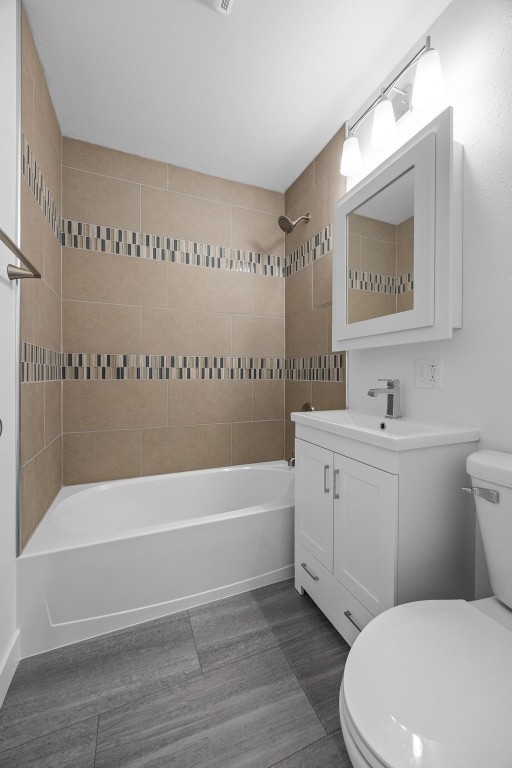 5208 Gordon Ave NW, Cedar Rapids, IA 52405 - full bath featuring toilet, vanity, and shower / bathtub combination