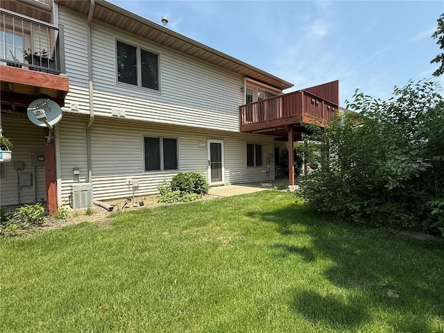 1037 Doubletree Ct NE, Cedar Rapids, IA 52402 - back of house with a lawn