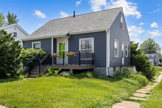 331 36th St NE, Cedar Rapids, IA 52402 - view of front facade with roof with shingles, a front lawn, and a wooden deck