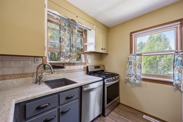 331 36th St NE, Cedar Rapids, IA 52402 - kitchen featuring stainless steel appliances, a sink, light countertops, and wood finished floors