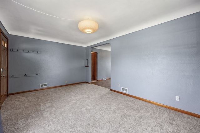 331 36th St NE, Cedar Rapids, IA 52402 - carpeted empty room with arched walkways and baseboards