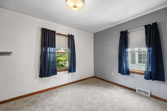 331 36th St NE, Cedar Rapids, IA 52402 - carpeted empty room with baseboards