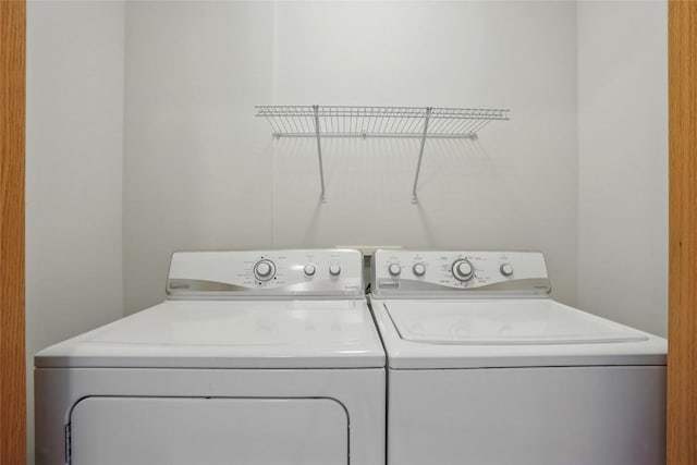 1450 Tower Ln NE, Cedar Rapids, IA 52402 - laundry area with washer and dryer
