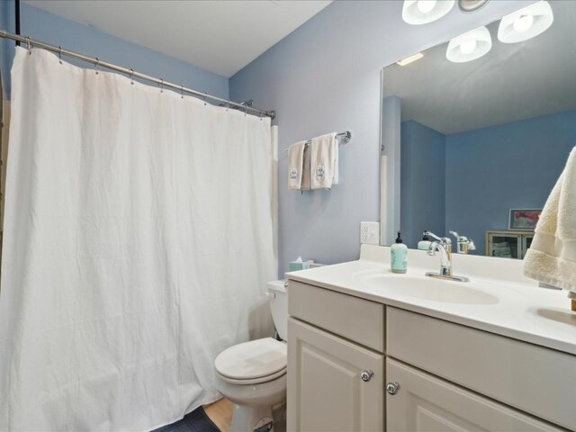 501 Washington Ct SW Unit B, Mount Vernon, IA 52314 - full bath featuring toilet, vanity, and a shower with shower curtain