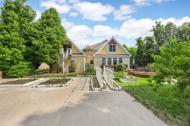 508 W 5th St, Vinton, IA 52349 - view of front of property featuring a vegetable garden and stairs