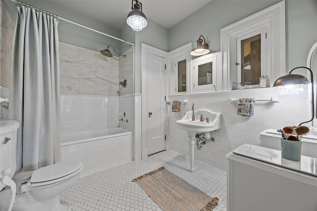 1900 Linden Dr SE, Cedar Rapids, IA 52403 - bathroom featuring tiled shower / bath, toilet, and tile patterned flooring