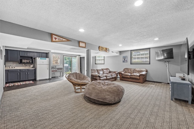 114 Tomahawk Trl SE, Cedar Rapids, IA 52403 - living room with plenty of natural light, a textured ceiling, recessed lighting, carpet, and bar area