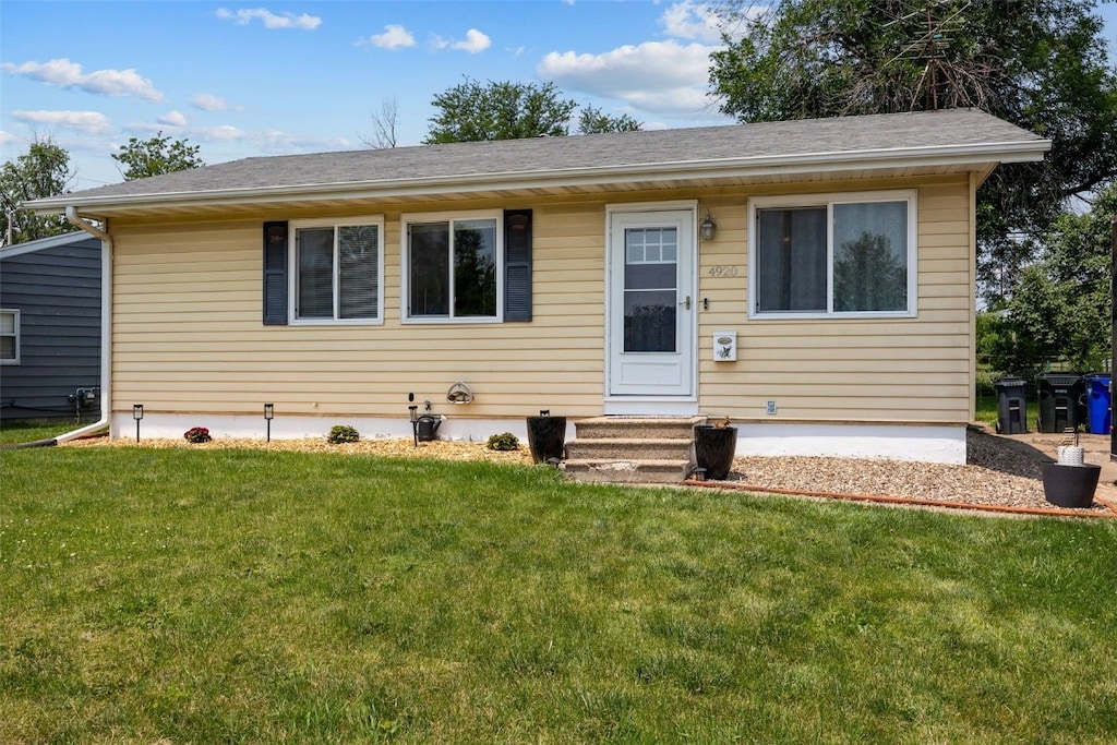 4920 Gordon Ave NW, Cedar Rapids, IA 52405 - view of front of property with entry steps and a front yard
