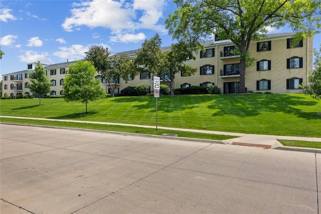 130 Thompson Dr SE Unit 320, Cedar Rapids, IA 52403 - view of home's community with a lawn