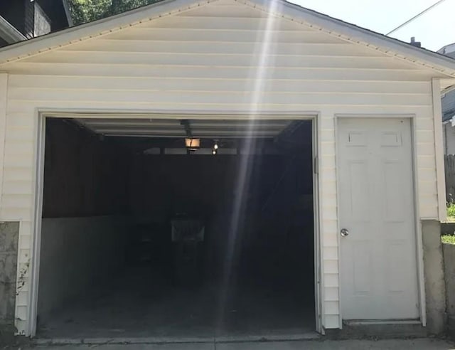 129 13th St NW, Cedar Rapids, IA 52405 - view of garage