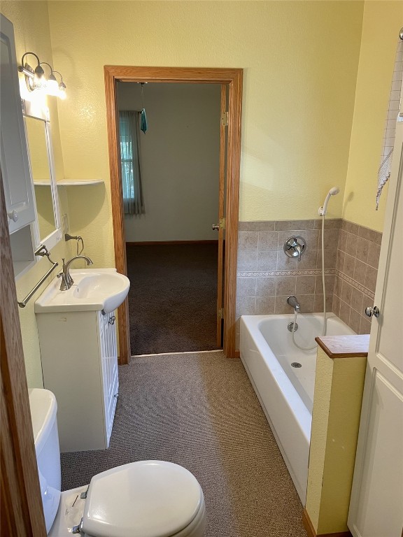 820 10th St NW, Cedar Rapids, IA 52405 - bathroom featuring vanity and a garden tub