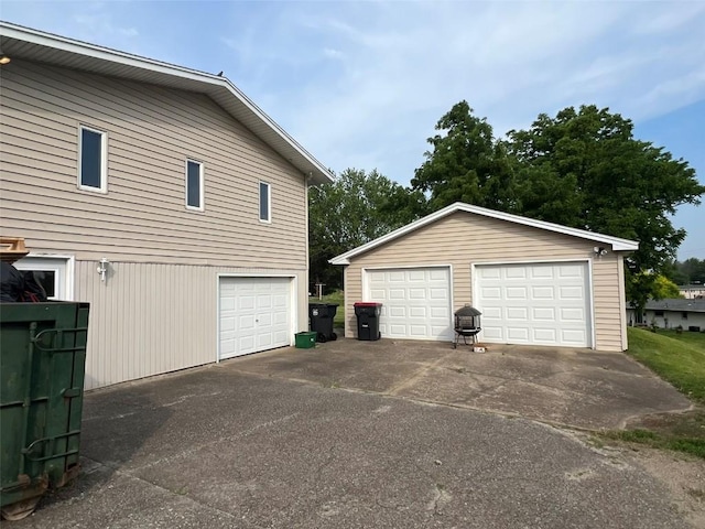 312 Lake View Dr NE, Solon, IA 52333 - view of detached garage
